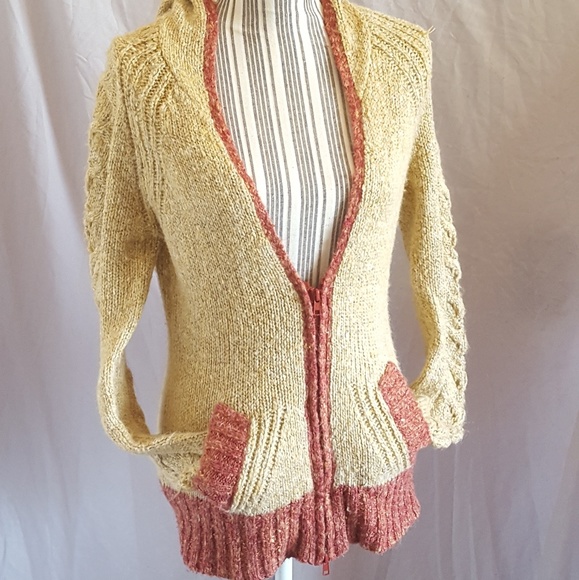 Yellow and red sweater - Picture 4 of 8